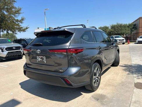 Used 2022 Toyota Highlander XLE FWD image 3