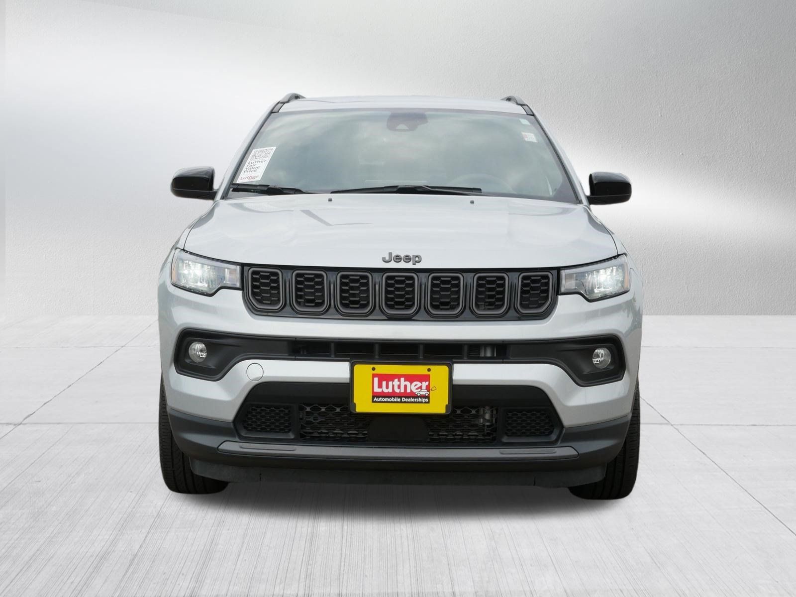 Used 2025 Jeep Compass Latitude w/ Convenience Group AWD/4WD image 2