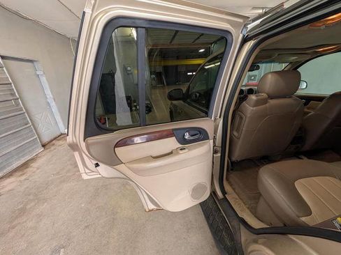Used 2004 GMC Envoy SLT AWD/4WD image 24