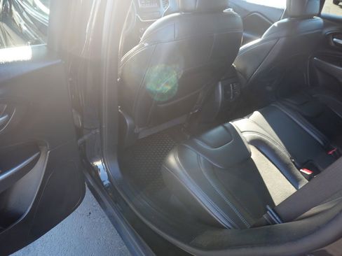 Used 2019 Jeep Cherokee Latitude Plus w/ Cold Weather Group image 20