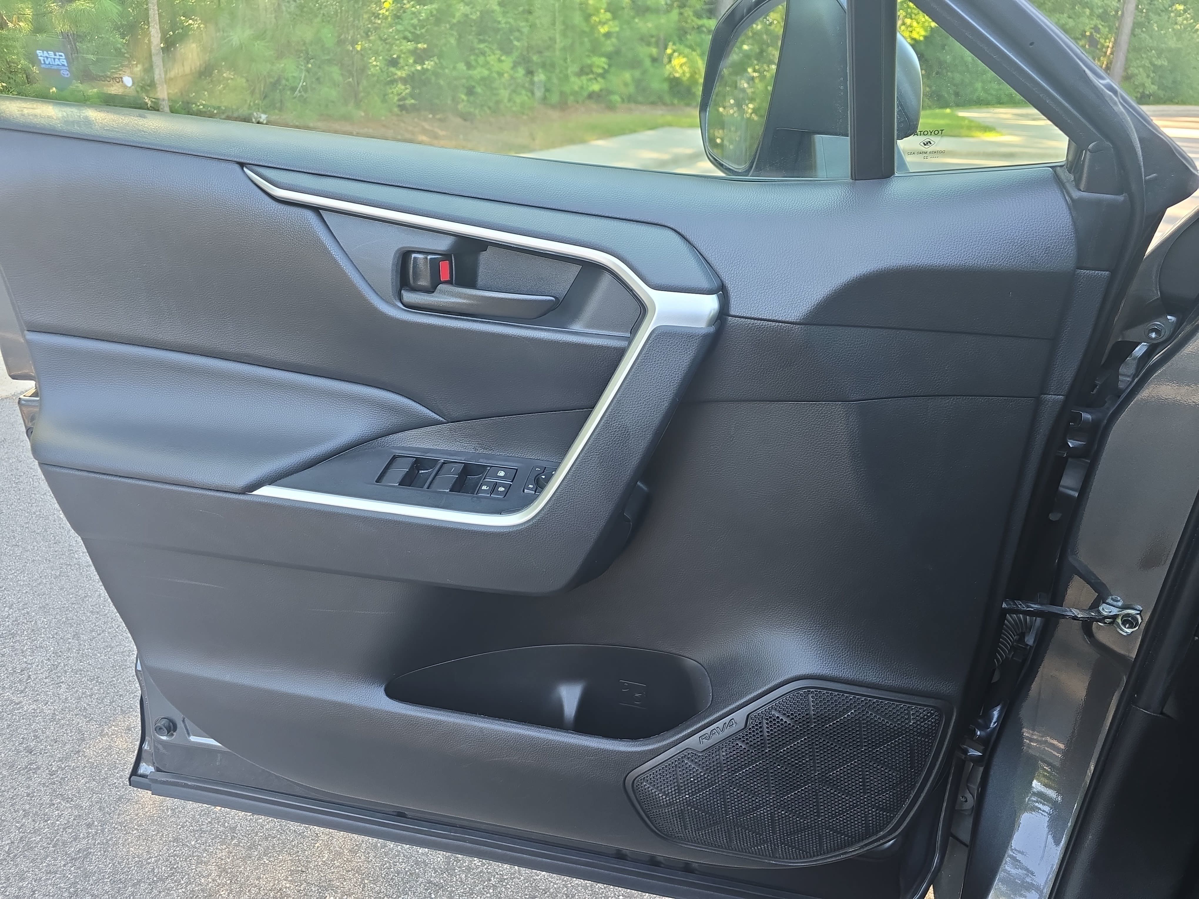 Used 2022 Toyota RAV4 LE FWD image 28