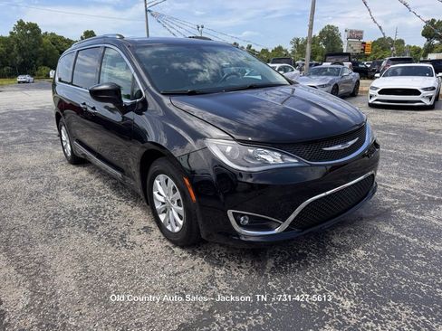 Used 2019 Chrysler Pacifica Touring-L FWD image 4