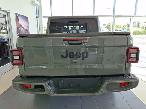 Used 2023 Jeep Gladiator Overland AWD/4WD image 5