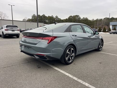 Used 2022 Hyundai Elantra Limited w/ Cargo Package image 5