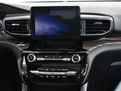 Used 2023 Ford Explorer Limited w/ Equipment Group 301A image 9