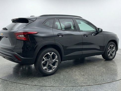 Used 2025 Chevrolet Trax LT FWD image 9