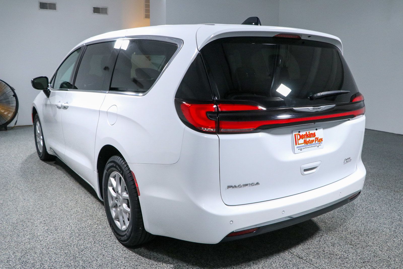 Used 2024 Chrysler Pacifica Touring-L FWD image 9