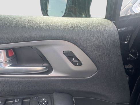 Used 2025 Chrysler Pacifica Select FWD image 28