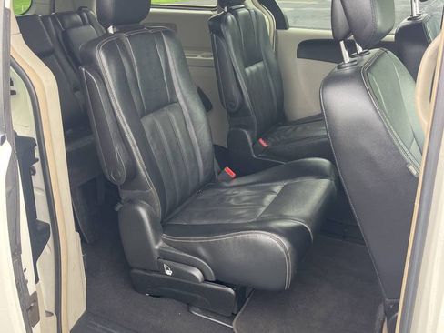 Used 2013 Chrysler Town & Country Touring FWD image 18