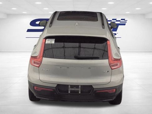 Used 2025 Volvo XC40 B5 Plus image 6