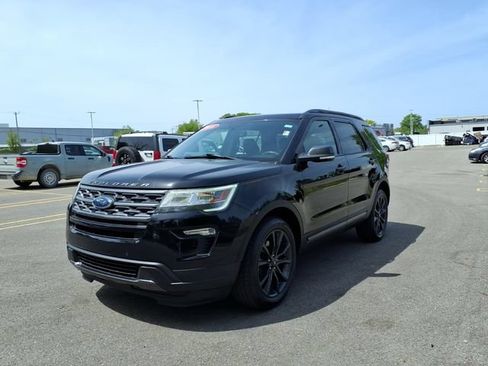 Used 2018 Ford Explorer XLT w/ Equipment Group 202A AWD/4WD image 3
