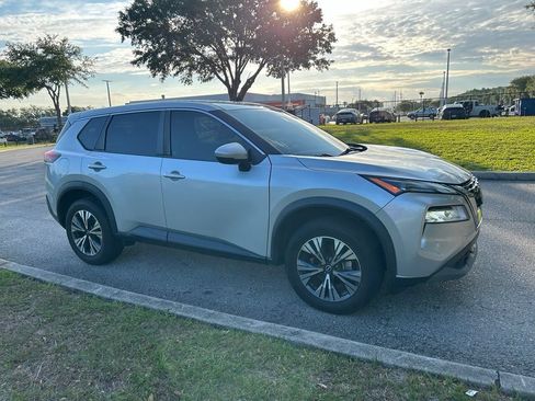 Used 2022 Nissan Rogue SV FWD image 8