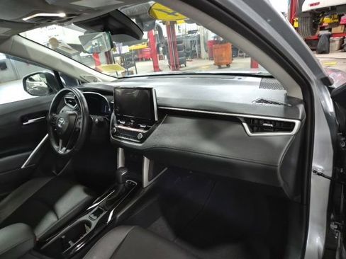 Used 2024 Toyota Corolla Cross XLE w/ Convenience Package image 10