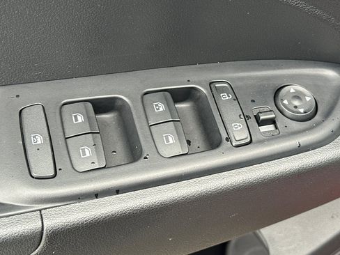 Used 2025 Hyundai Venue SEL image 12