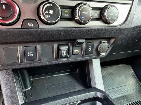 Used 2020 Toyota Tacoma TRD Sport AWD/4WD image 16