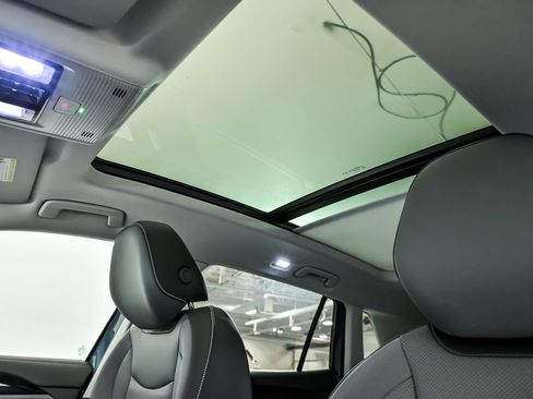 Certified 2025 Volkswagen Tiguan SE w/ Panoramic Sunroof Package AWD/4WD image 8