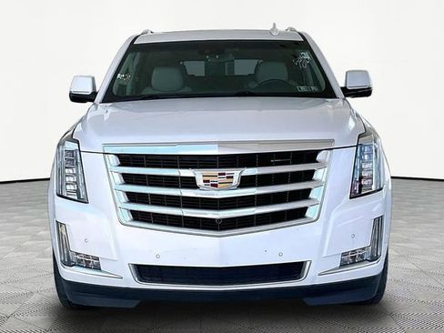 Used 2019 Cadillac Escalade ESV Luxury AWD/4WD image 2