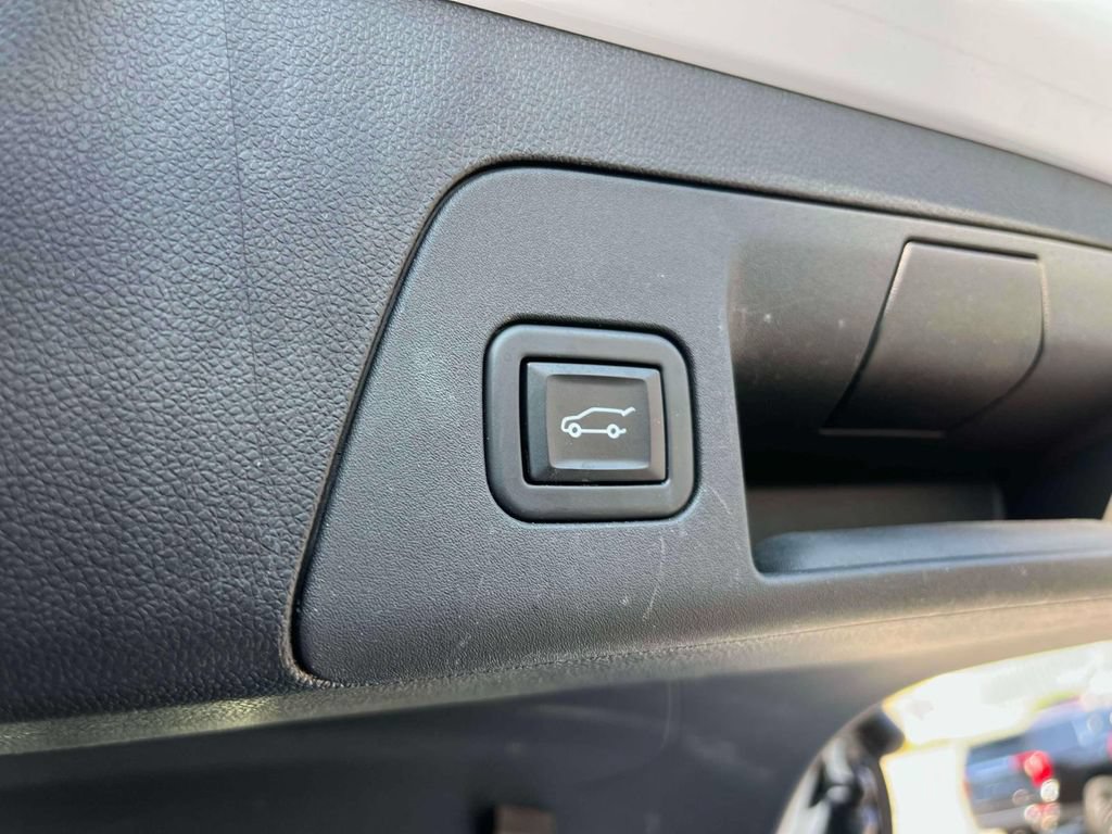Certified 2022 Buick Envision Avenir w/ Technology Package II FWD image 18
