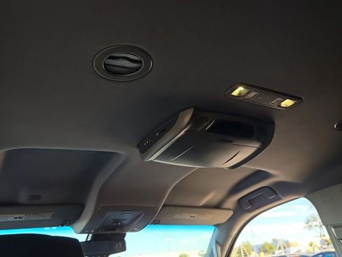 Used 2019 GMC Yukon XL SLE w/ SLE Value Package image 8