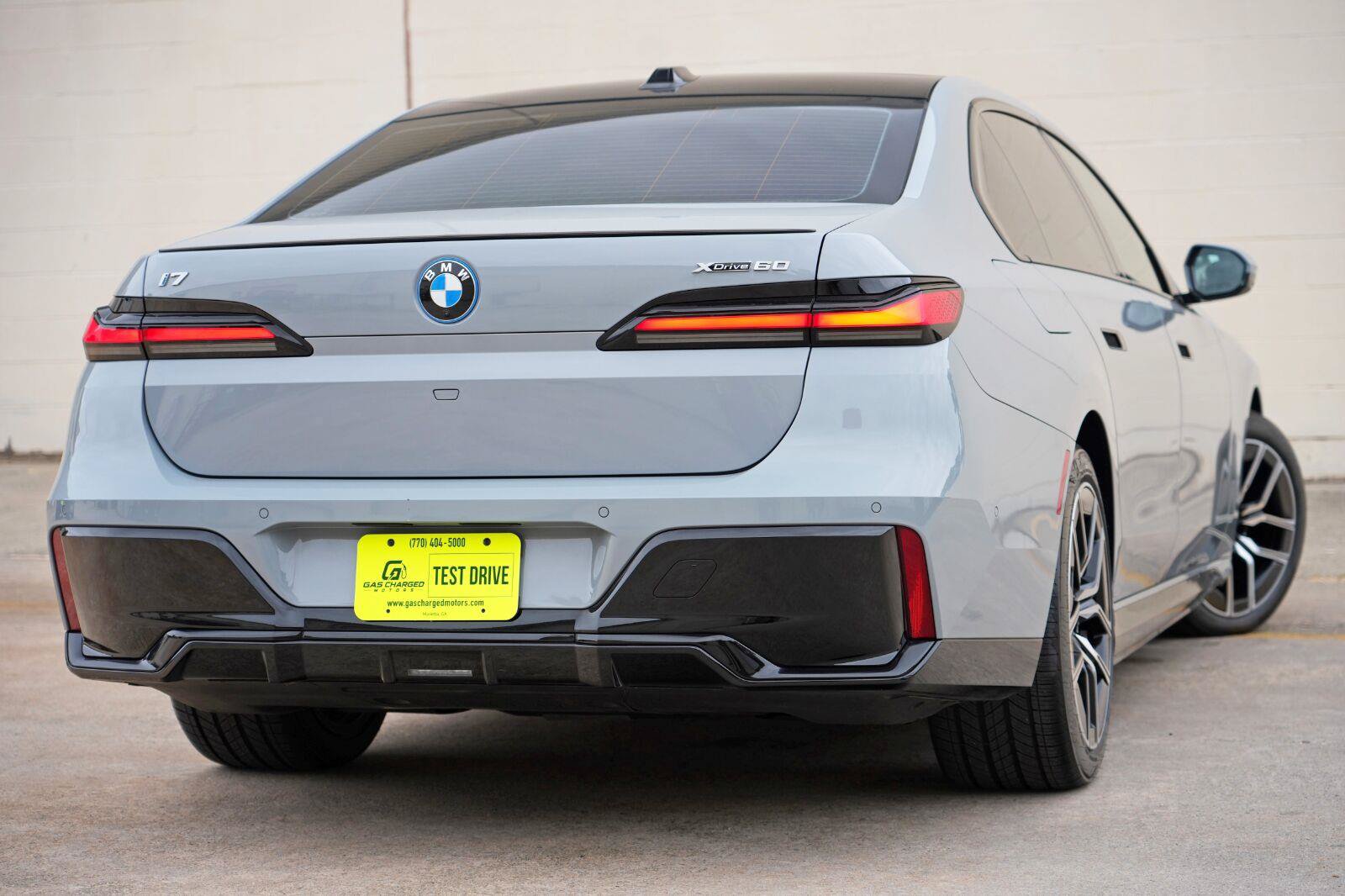 Used 2023 BMW i7 xDrive60 w/ Parking Assistance Package AWD/4WD image 4