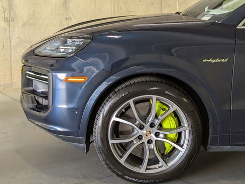 Certified 2024 Porsche Cayenne Turbo AWD/4WD image 16
