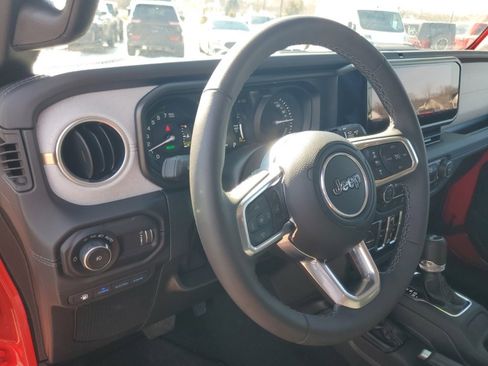 Used 2025 Jeep Wrangler Unlimited Sahara image 10