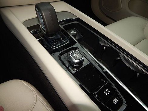 New 2026 Volvo V60 B5 Cross Country Plus w/ Climate Package image 17