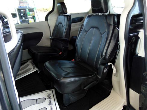 Used 2018 Chrysler Pacifica Limited w/ Tire & Wheel Group image 9