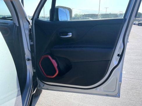 Used 2018 Jeep Renegade Trailhawk AWD/4WD image 16