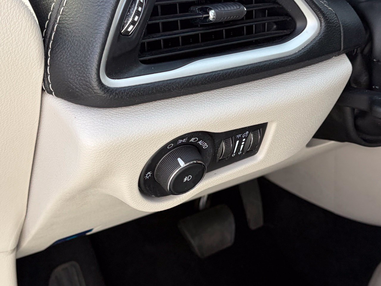 Used 2024 Chrysler Pacifica Limited FWD image 8