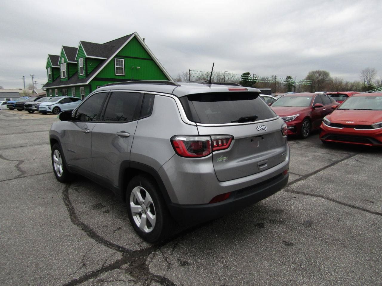 Used 2018 Jeep Compass Latitude w/ Popular Equipment Group FWD image 5