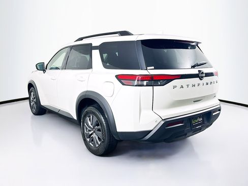 Used 2025 Nissan Pathfinder SV image 5