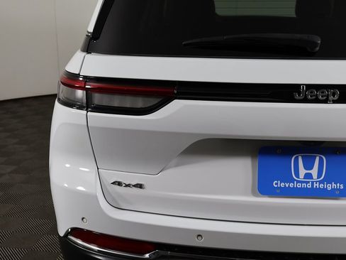Used 2023 Jeep Grand Cherokee Limited AWD/4WD image 17