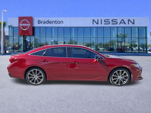 Used 2019 Toyota Avalon Touring FWD image 4