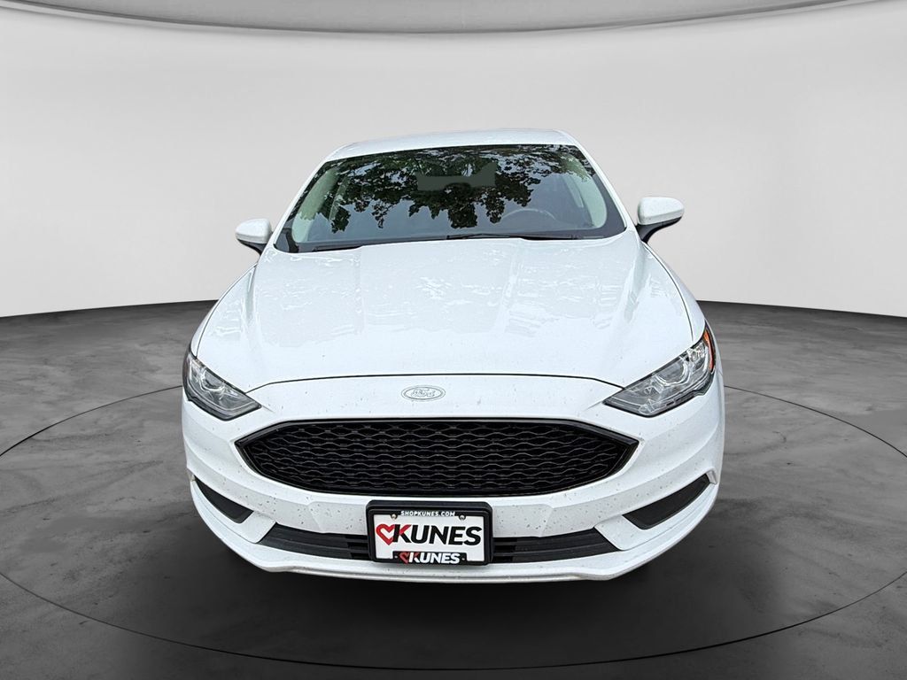 Used 2018 Ford Fusion SE w/ Fusion SE Technology Package FWD image 3