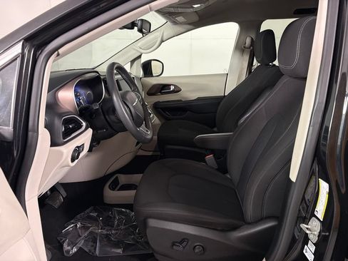 Used 2023 Chrysler Voyager LX FWD image 16