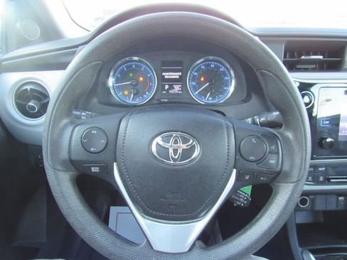 Used 2018 Toyota Corolla LE image 18
