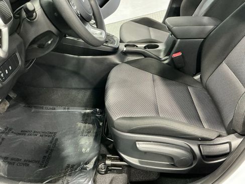 Used 2025 Kia Soul LX w/ LX Technology Package image 12