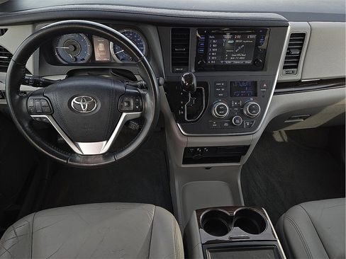 Used 2016 Toyota Sienna XLE image 11