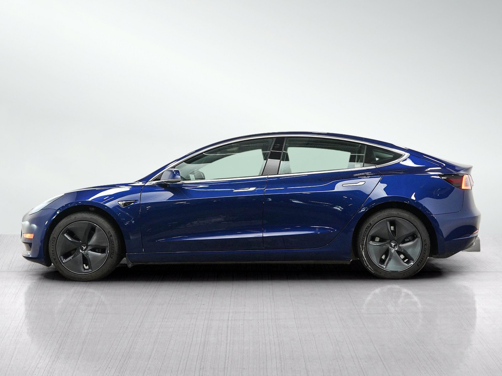 Used 2020 Tesla Model 3 Standard Range RWD image 2