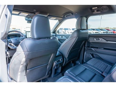 Used 2025 Ford Explorer ST-Line w/ ST-Line Street Pack image 13