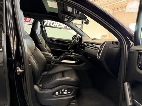 Used 2019 Porsche Cayenne Turbo image 50
