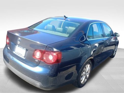Used 2010 Volkswagen Jetta Sedan image 3