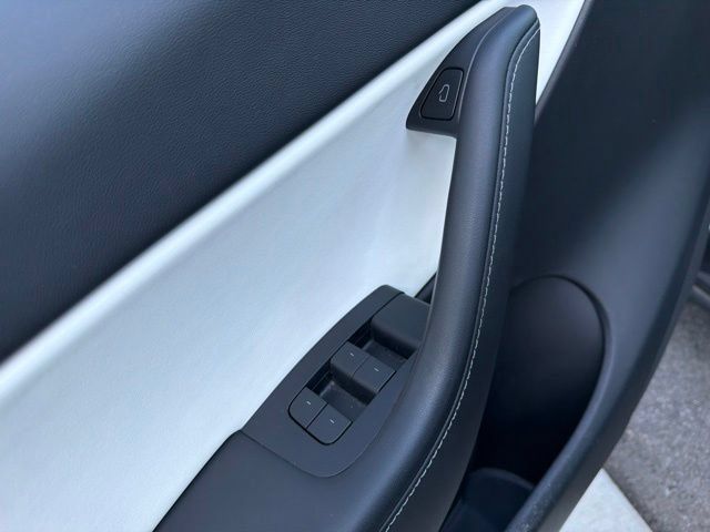 Used 2022 Tesla Model Y Performance AWD/4WD image 21