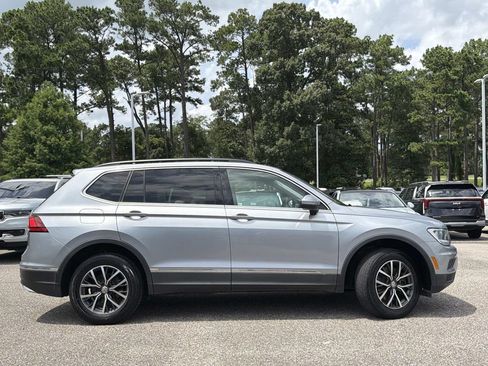 Used 2020 Volkswagen Tiguan SE w/ Panoramic Sunroof Package FWD image 3