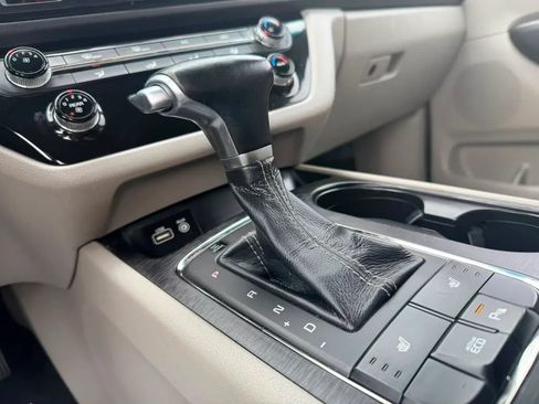 Used 2017 Kia Sedona LX w/ LX Essentials Premium Package FWD image 18