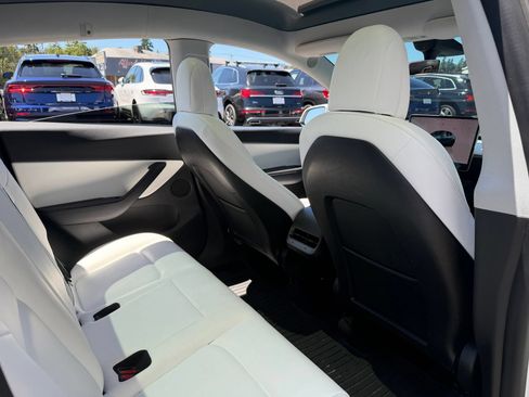 Used 2022 Tesla Model Y Performance AWD/4WD image 18