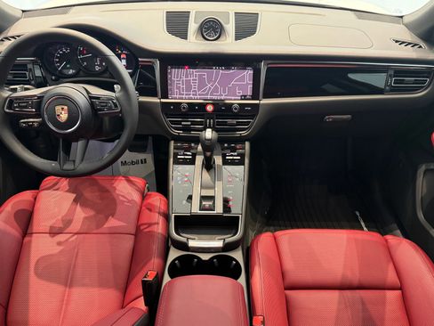 Certified 2025 Porsche Macan image 22