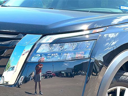 Used 2025 Nissan Pathfinder SL FWD image 4