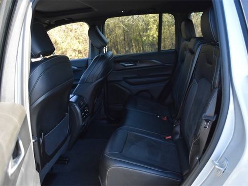 Used 2024 Jeep Grand Cherokee Altitude image 29